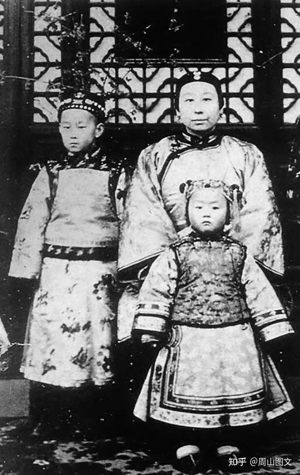 李菊藕与儿女张志沂成人后,1915年迎娶水师提督黄翼升的孙女黄素琼