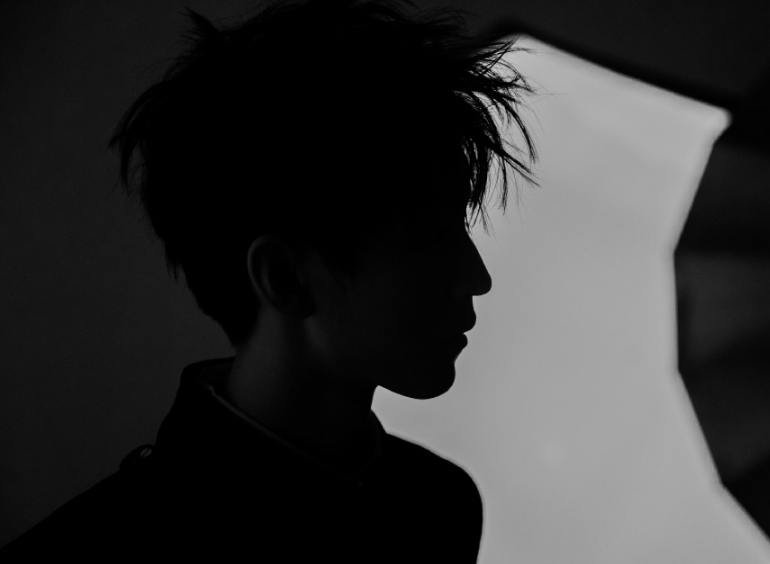 王俊凯侧颜杀,温柔努力聪明的小凯,少年黑白画风