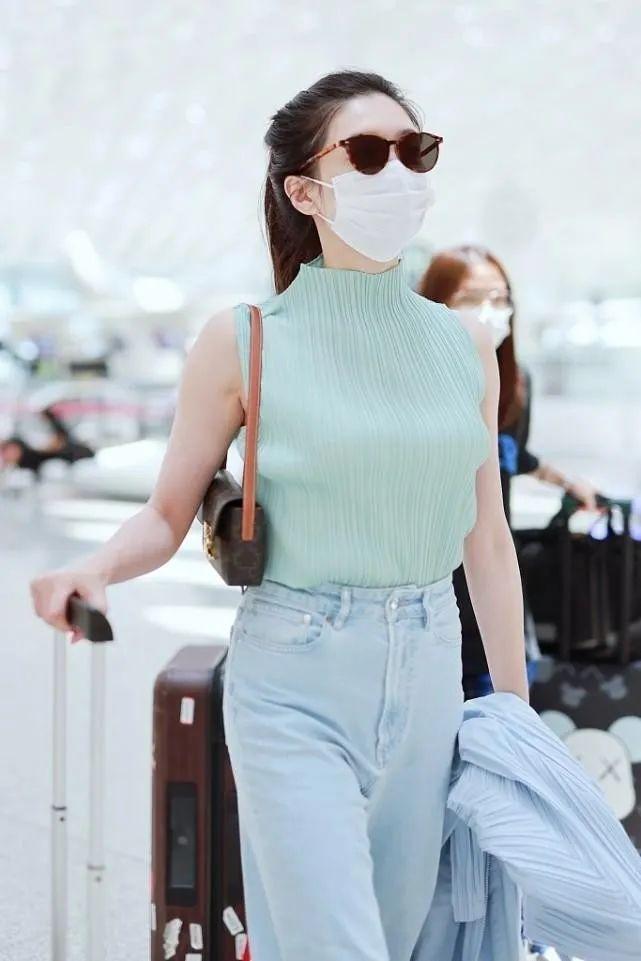 女明星的气质真不一般江疏影简单搭配阔腿裤清纯又时尚