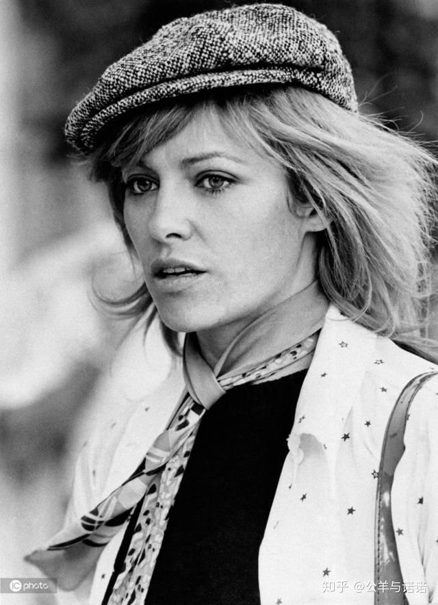 (娜塔莉,阿兰德龙和罗密施耐德合照,肉眼可见茜茜公主很不开心.