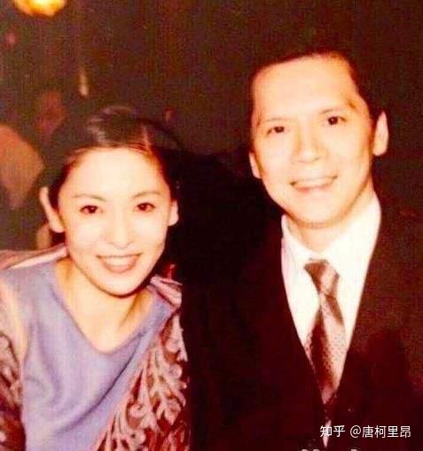 的姑娘一见钟情;不过,此时的向华强,是有婚姻在身上的,他的妻子叫丁佩