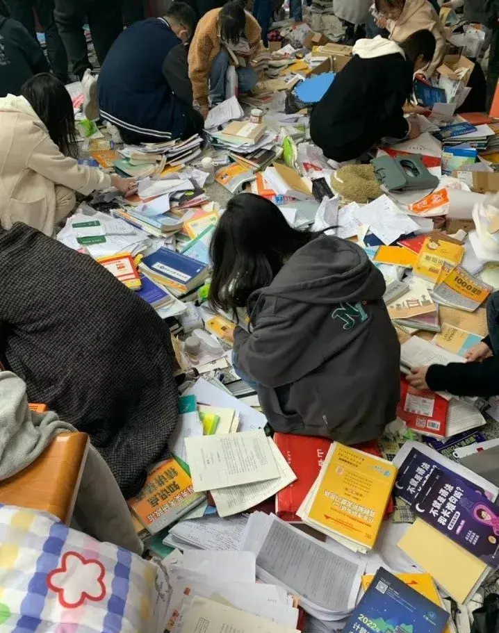 圖書館衝突瀋陽師範大學圖書館內考研學生書本被人扔地上學生當場崩潰