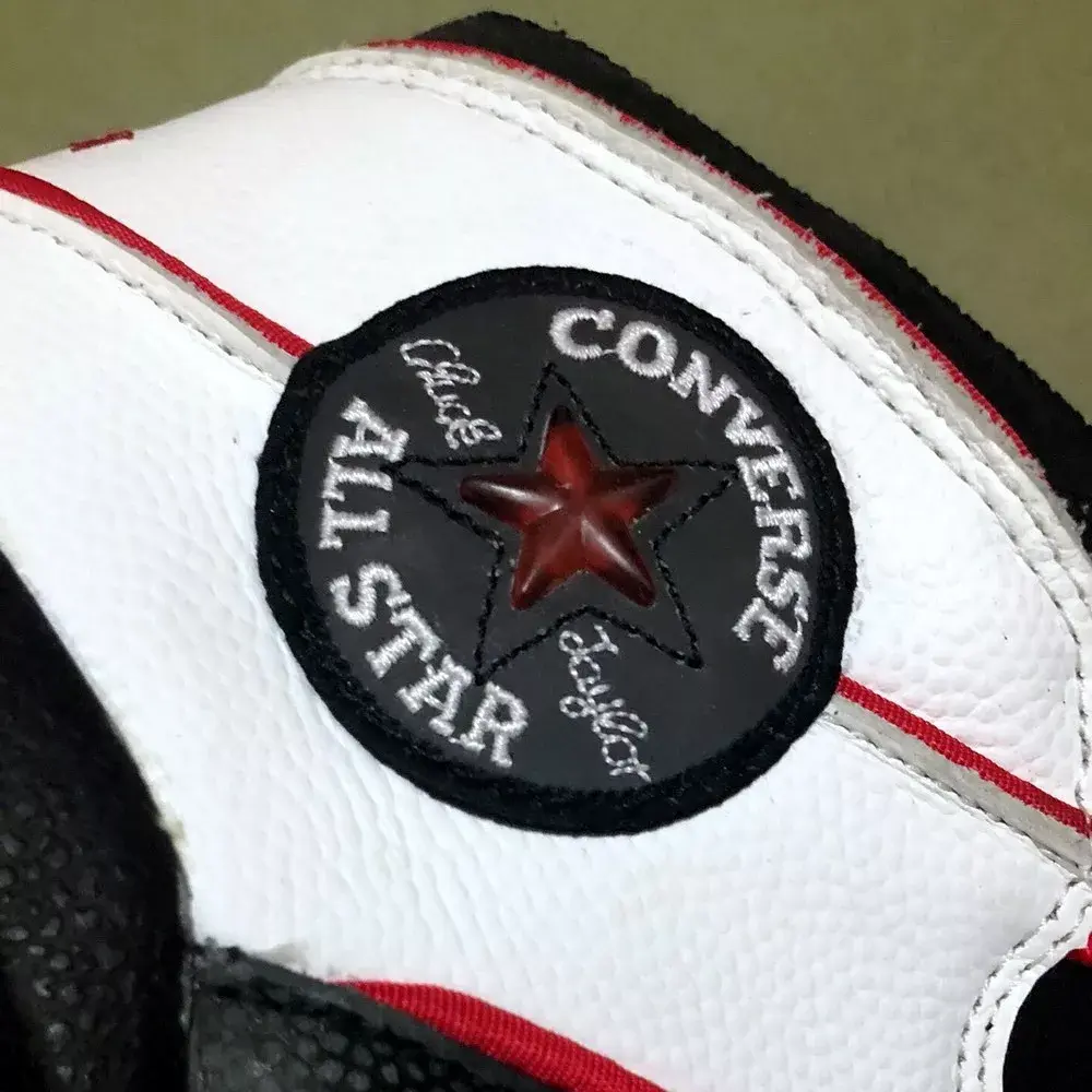 罗德曼穿过的球员版all star 91,除了后跟带有专属logo的版本外,更多