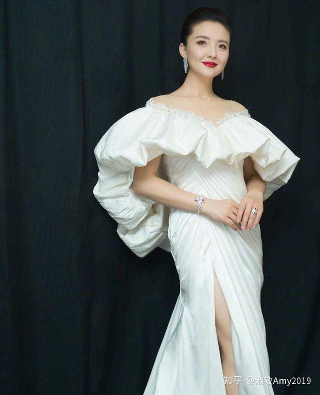 孙茜气质真高贵一袭露肩大v领晚礼服开叉到大腿惊艳又迷人