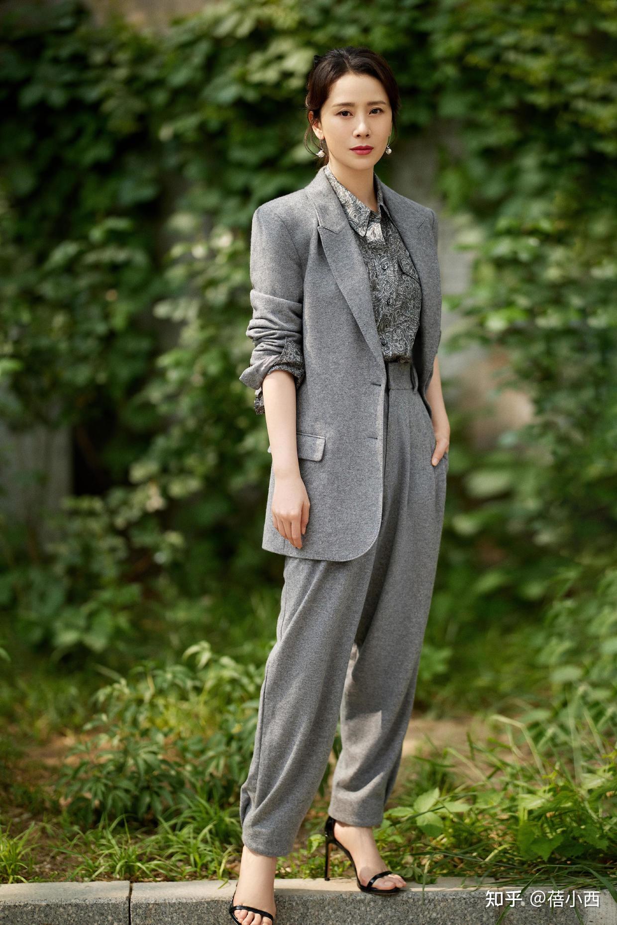 优雅风被海清拿捏住了穿枣红色大衣配牛仔裤走机场真高级