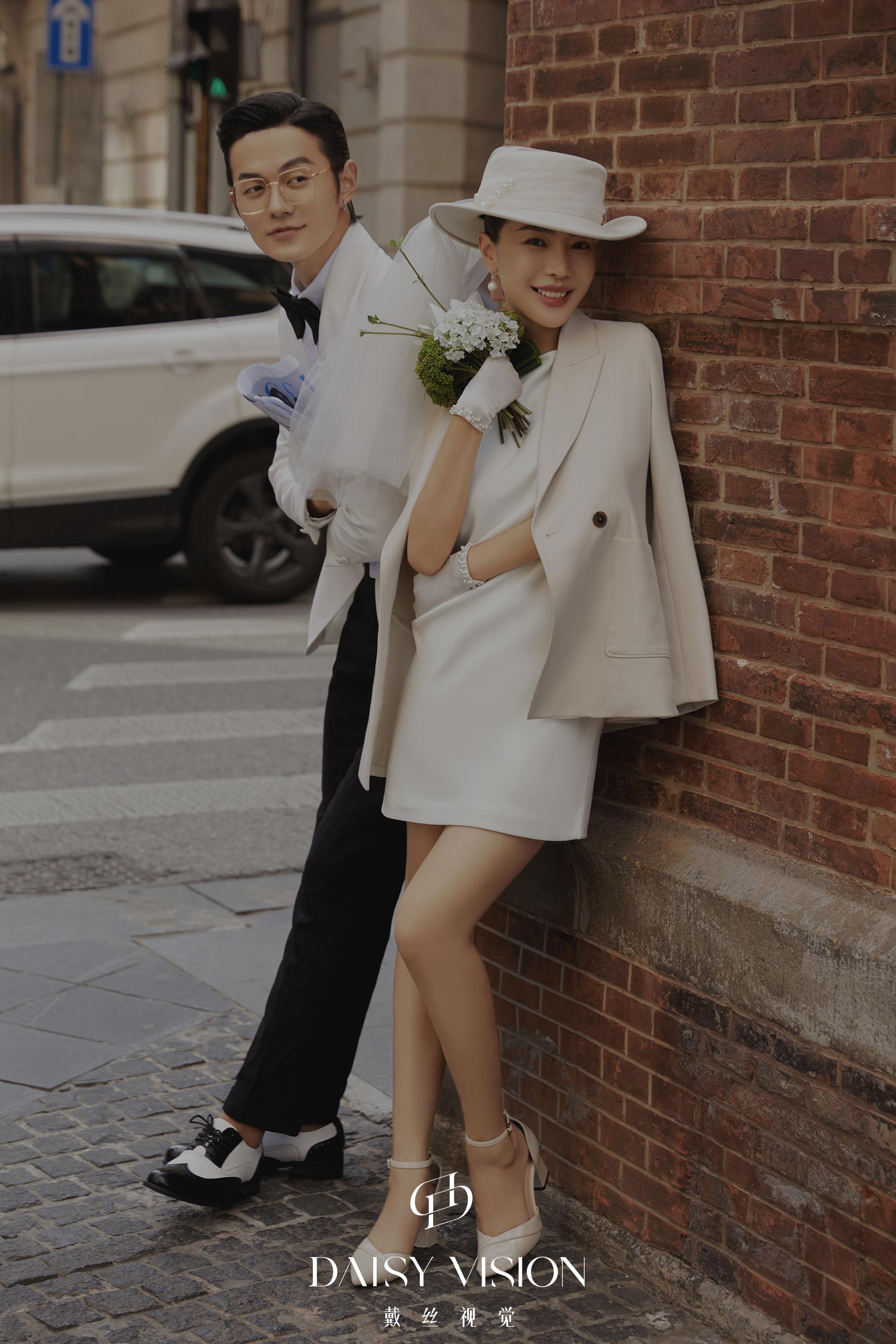 撒起糖来也是甜的要命,真是95后理想中的婚纱照类型了时尚街拍婚纱照