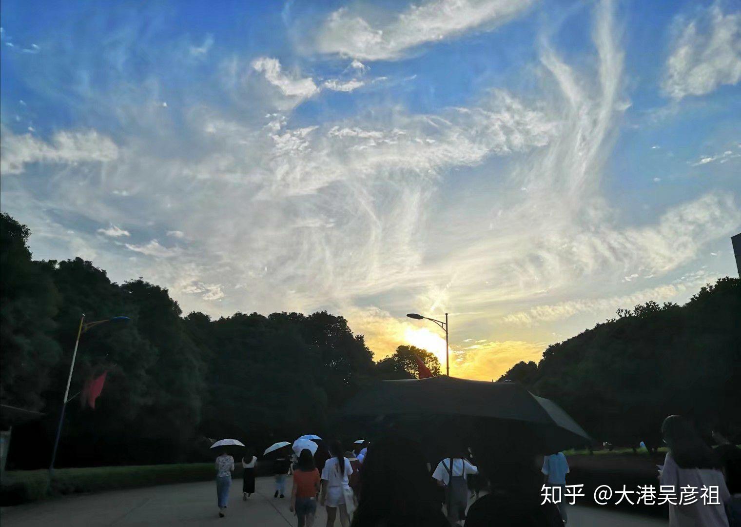 武汉东湖学院的宿舍条件如何？校区内有哪些生活设施？