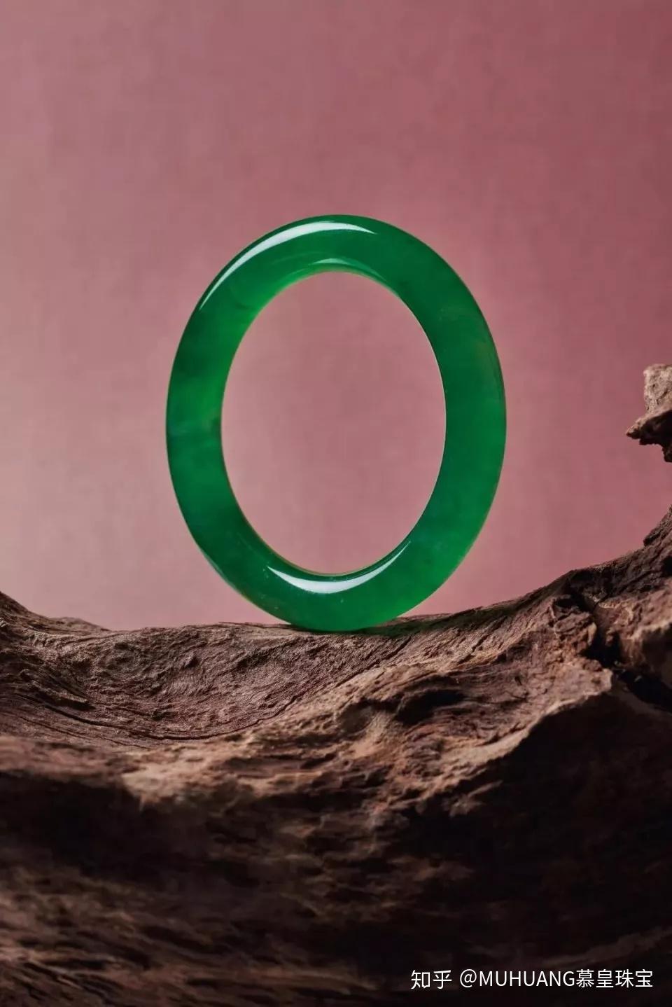 2019年香港保利春拍翡翠手镯成交价高达上千万