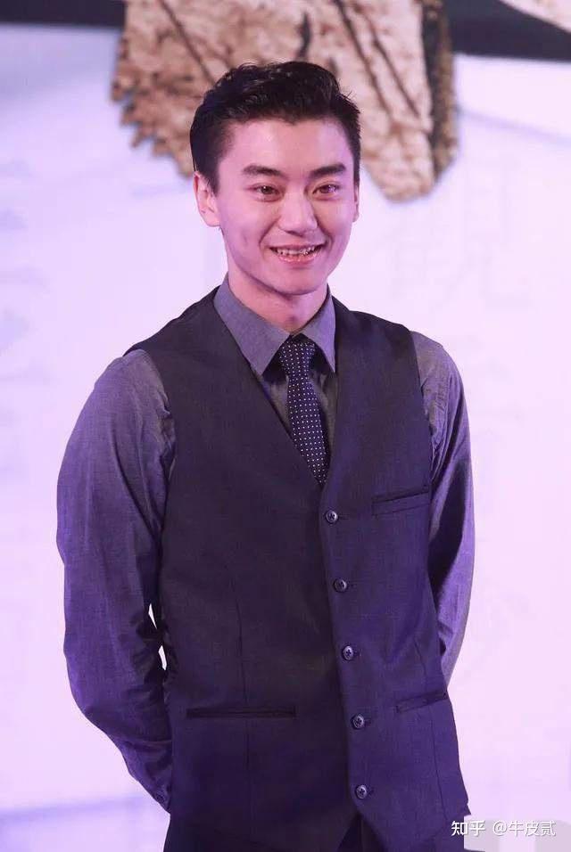 陈宝国的儿子陈月末14岁去英国留学而今回国后成了父母的心病