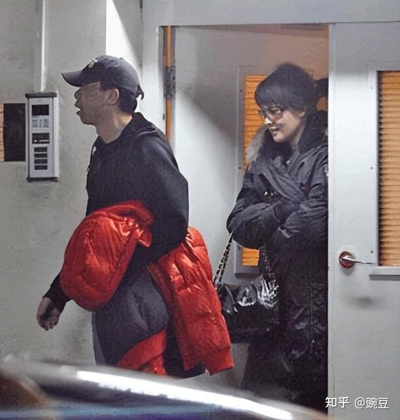 冯小刚近况曝光被传病危移民徐帆崩溃放弃养女被指亲生本人回应炸了