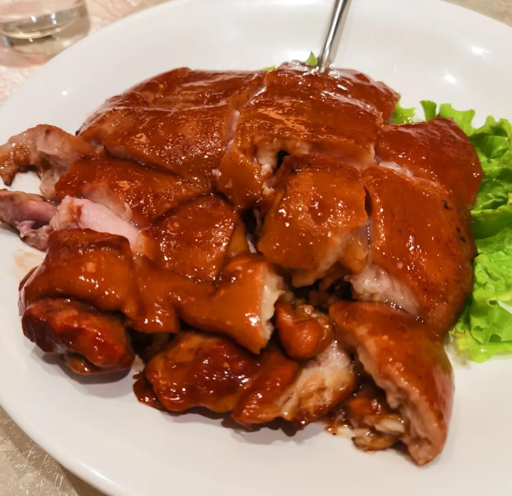 大街上随便抓个路人问问,都会得到近乎一致的答案:鸿宴饭庄.