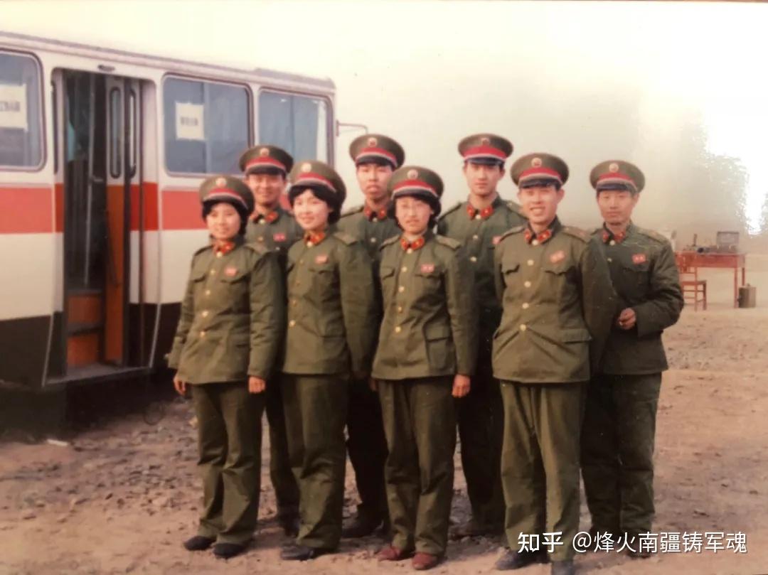 华阴基地美丽的女军人67刘业岩刘业岩(右)近照雨虹近照三位美女军人
