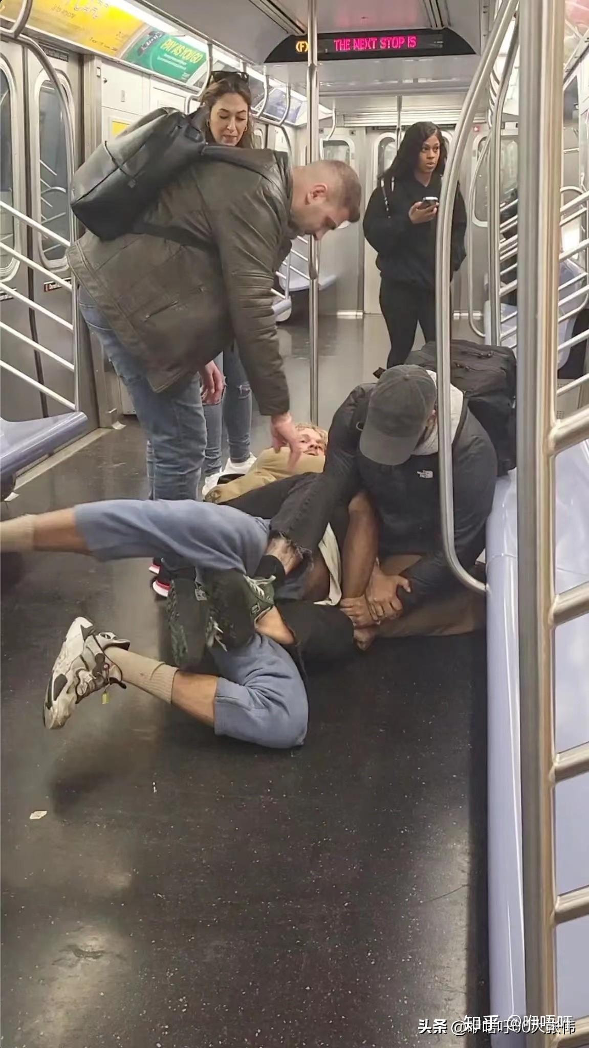 流浪汉在地铁上被乘客勒脖锁喉,导致窒息死亡