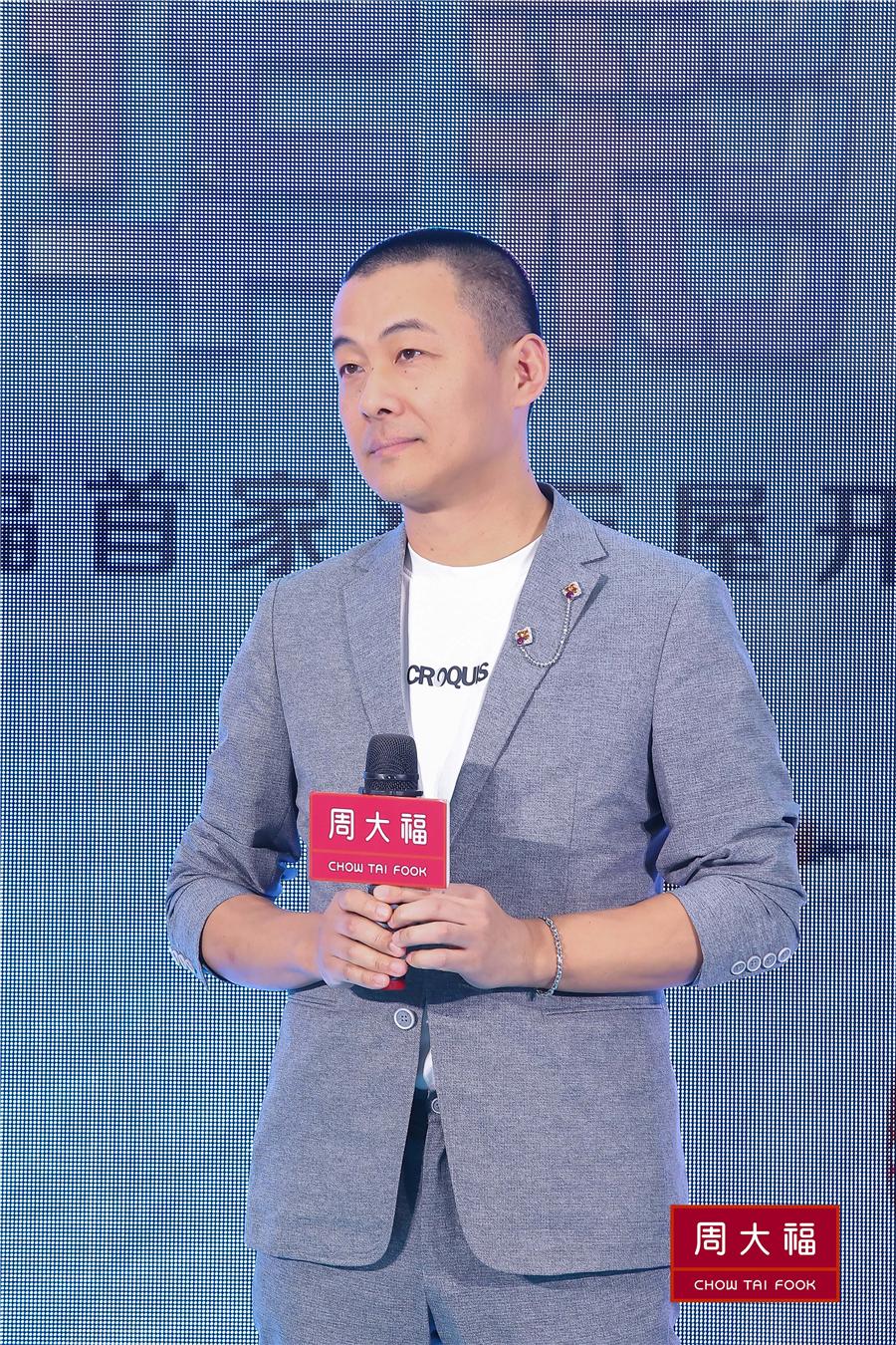 周大福华南区总经理孙晓东先生向现场观众介绍了周大福在钻石领域的