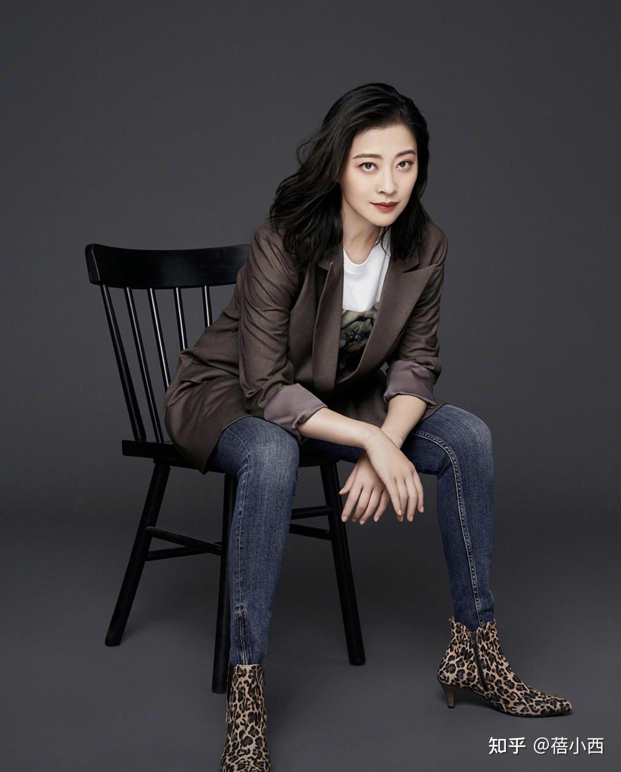 梅婷减肥成功剪了新发型,穿条纹衬衫配牛仔裙,像换了个人一样 - 知乎