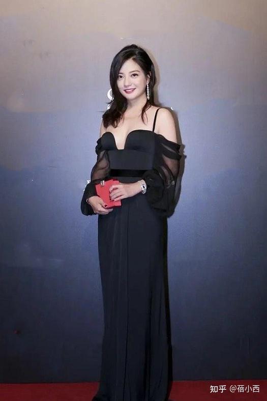 赵薇瘦身成功就是敢穿吊带连衣裙开高叉领口那么低真不怕走光