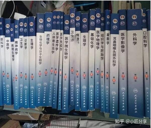正所谓,别的专业看书都是靠感兴趣,而医学生看书都是靠着一身浩然正气