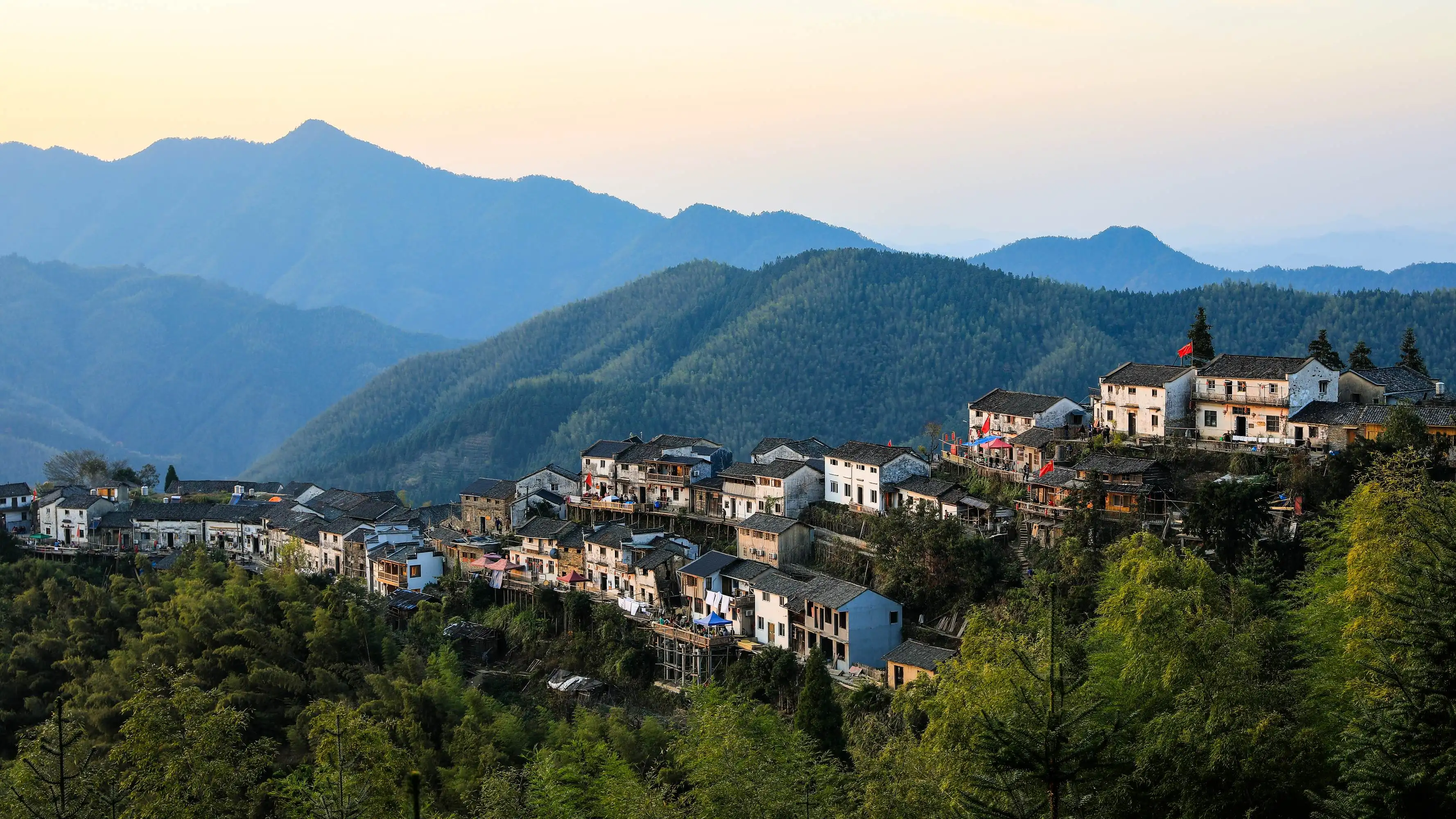 3,来木梨硔需知木梨硔至今未通公路,需要轻徒步一小段到达山顶住宿