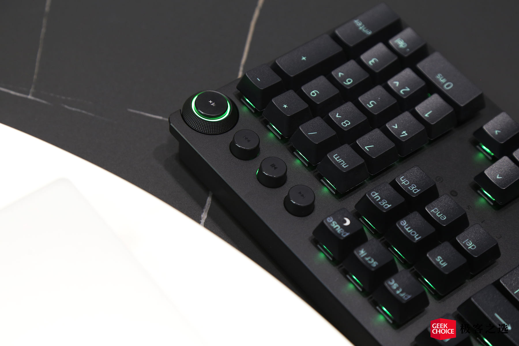 雷蛇猎魂光蛛v2模拟光轴键盘触发可调还能模拟360度摇杆