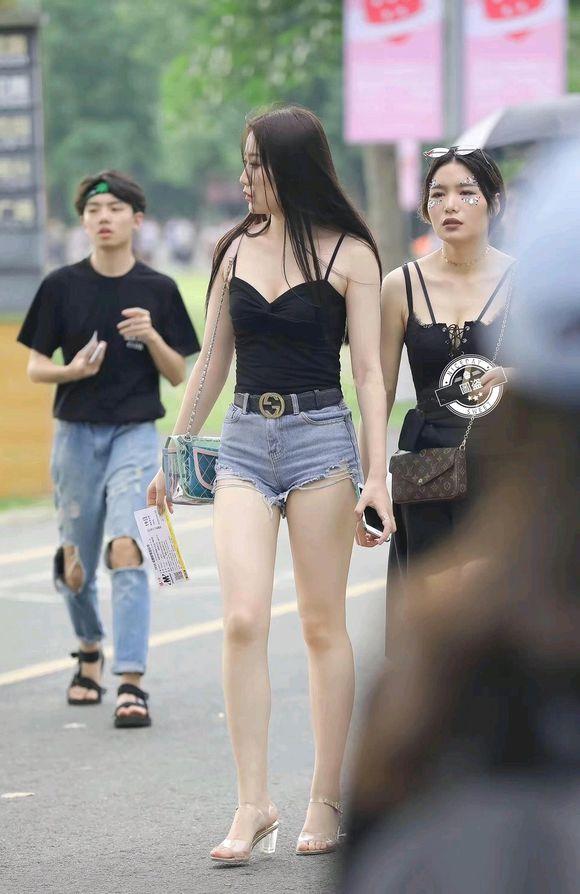 女生夏天丝袜怎么搭鞋子_夏天穿搭女生可爱