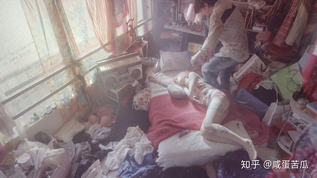 而实际上,真琴是个住在杂乱出租屋中的酒店小姐…野崎告诉他们,真琴是