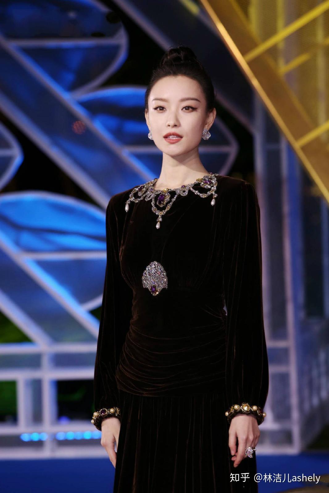 刘诗诗是和倪妮一同踏上红毯的,两位气质美人的同框真是看点十足.