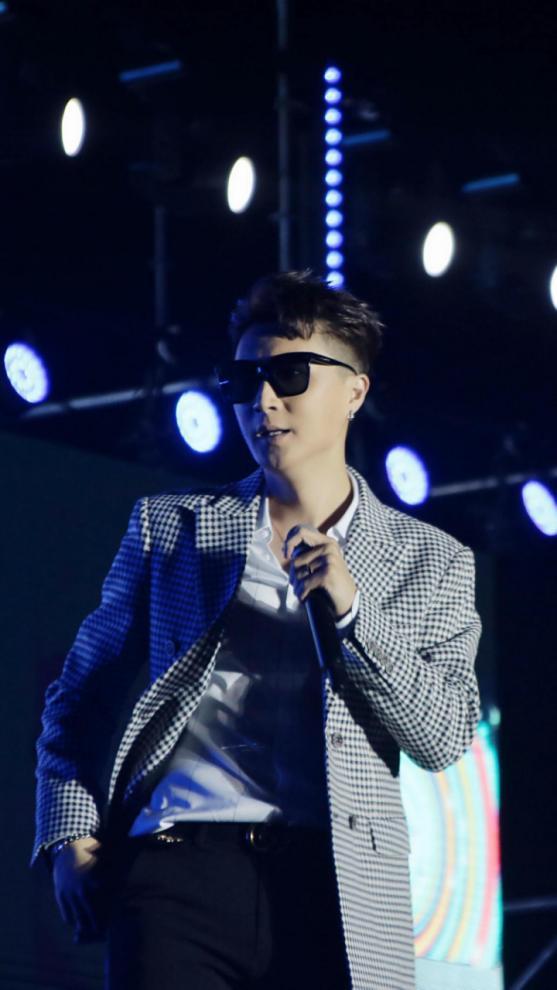 歌手演员章磊唱响河北地质大学华信学院毕业晚会