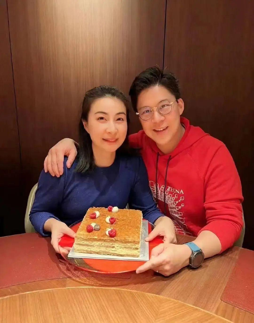 霍英东集团副总裁霍启刚12月24日在微博发文称,近日看到甘肃省临夏州