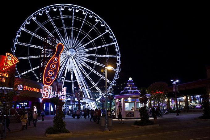 山,而是加拿大尼亚加拉瀑布城最繁华的街道之一,又译"克里夫顿欢乐街"