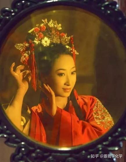 4.古代妇女对着铜镜梳妆