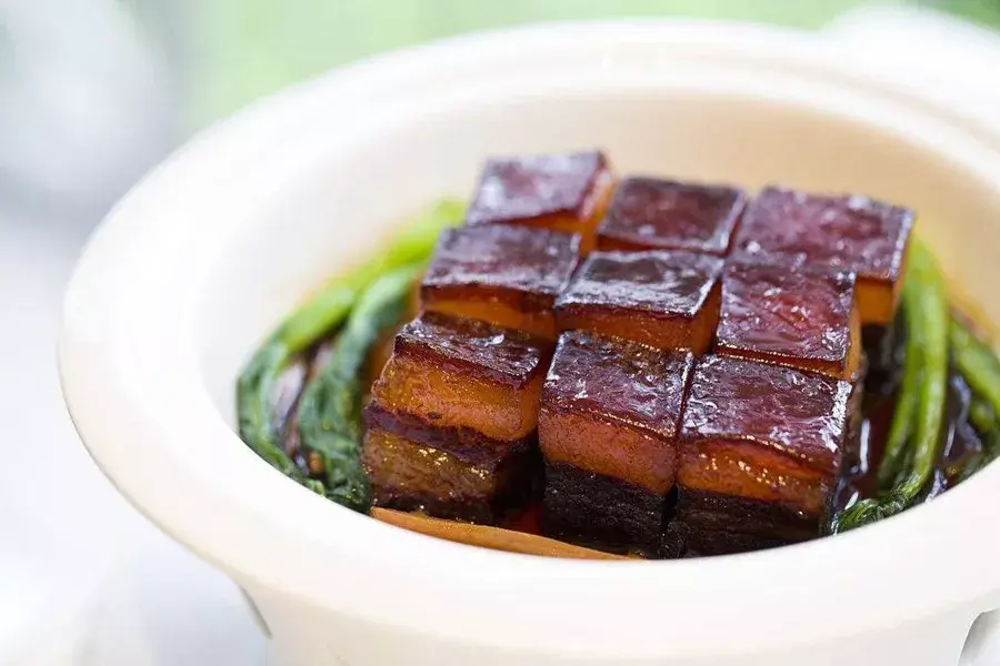 ▍东坡肉。由苏东坡创制，常见于浙菜、川菜、鄂菜等菜系中，色泽红亮，