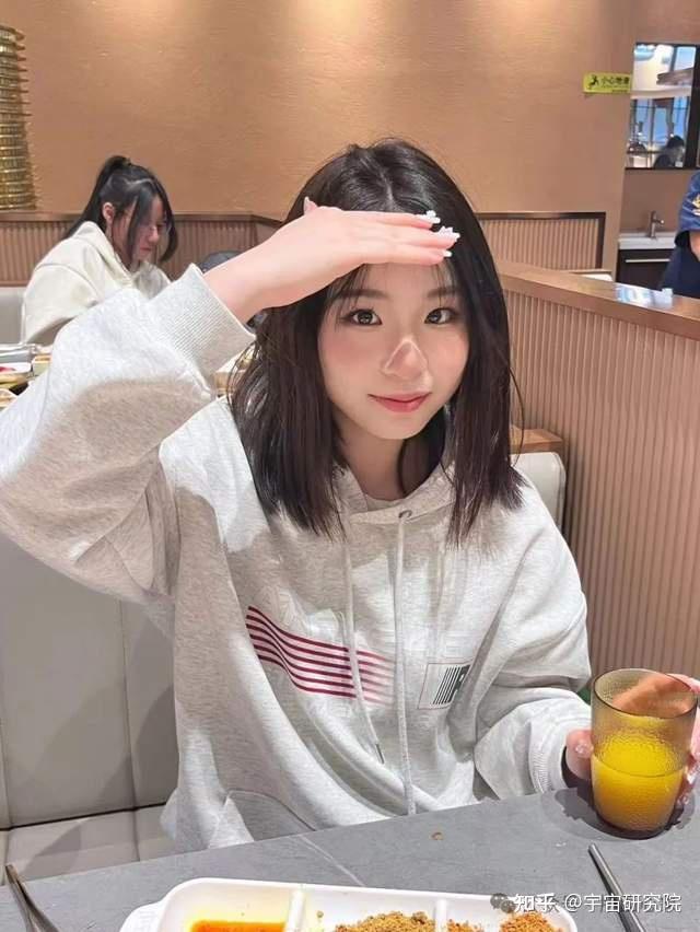 《美龙美发》黑白木版 30cm×30cm 2023邬雅楠:汉族,中共党员,1998年