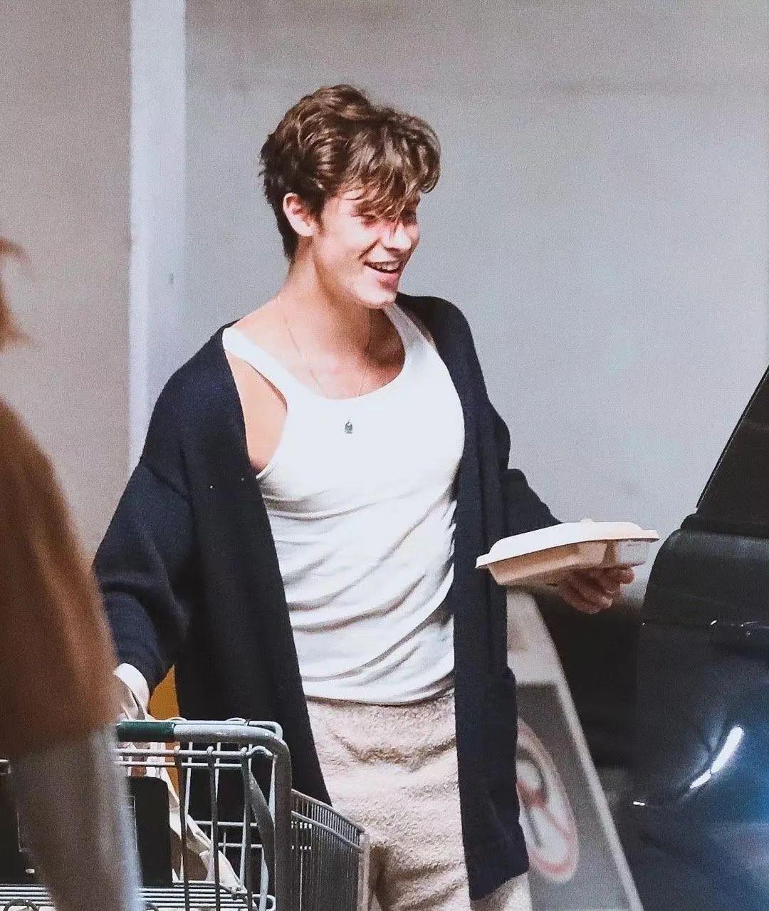 stitches音乐:shawn mendes - beach lounge music出道后发行了一首