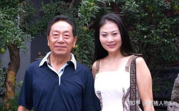 77岁王奎荣老态尽显妻子却风韵犹存网友感叹有钱真好