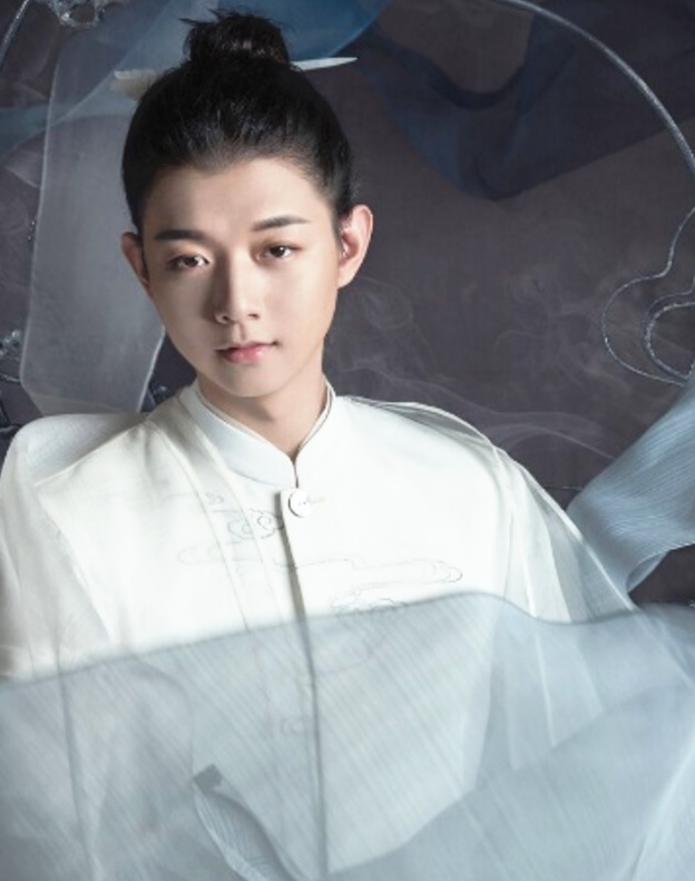 霍尊恋情后首次露面穿复古风演绎民族特色全程无表情