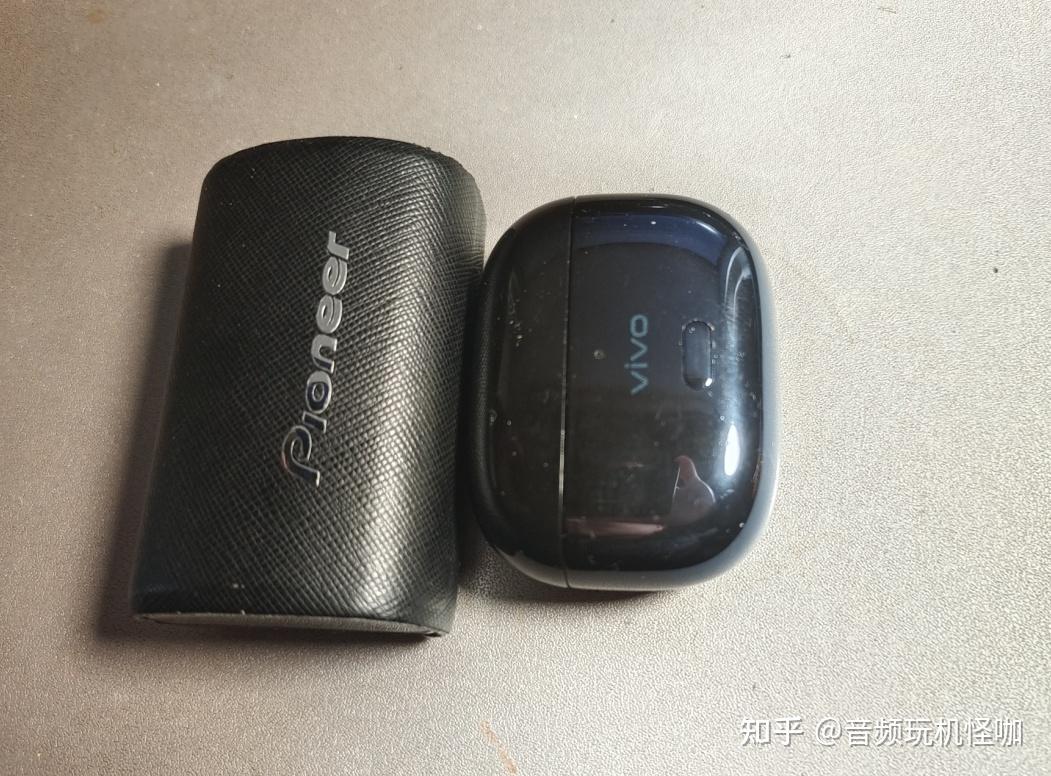 对于这个真无线蓝牙耳机,讲实话型号根本不记得,毕竟它实打实是我们