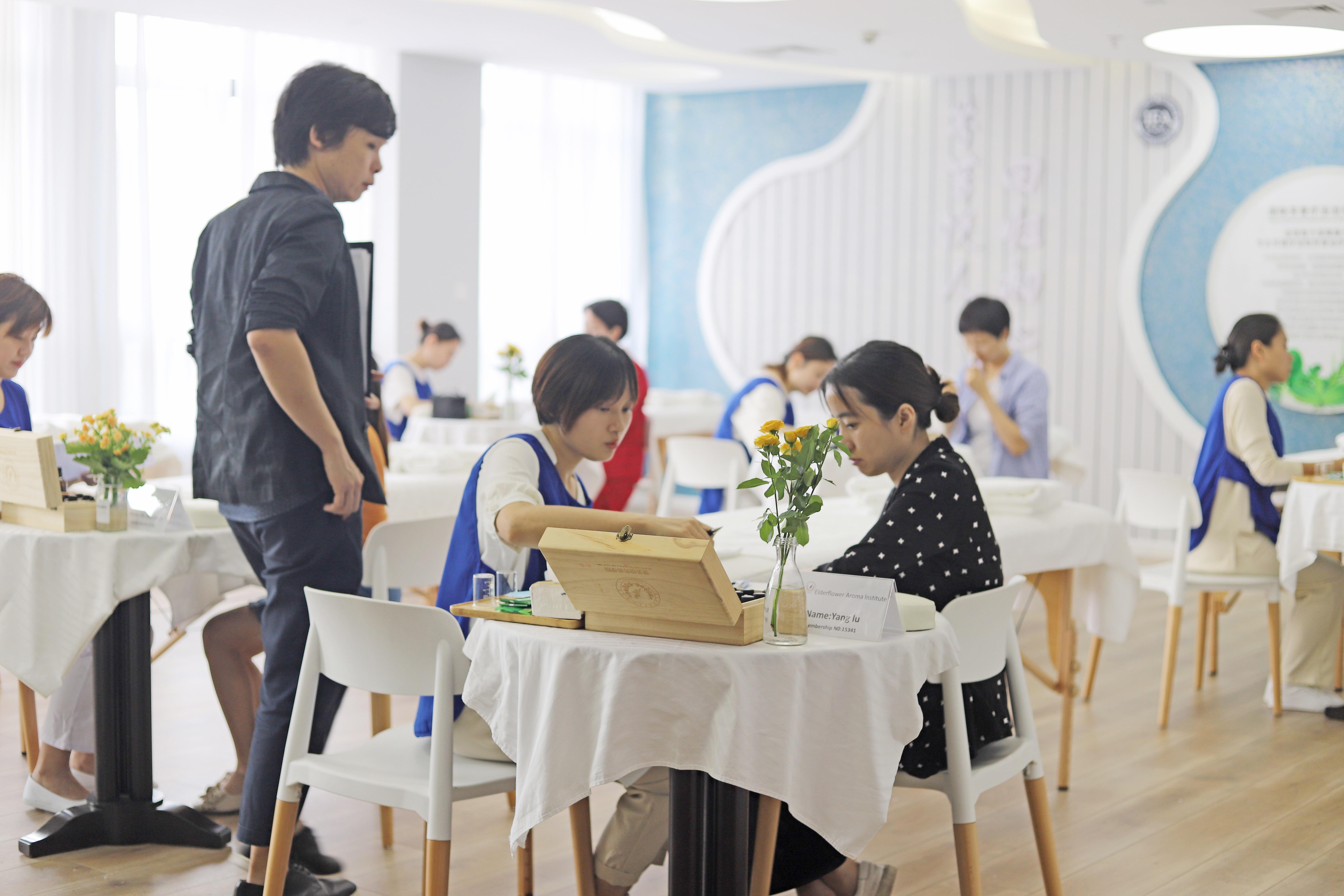 成为一名专业的芳疗师需要哪三步