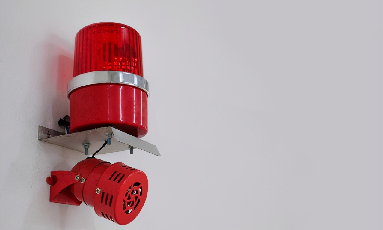 发生事故,或被破坏时,最重要的是缩短反应时间,所以在现场纳入警报