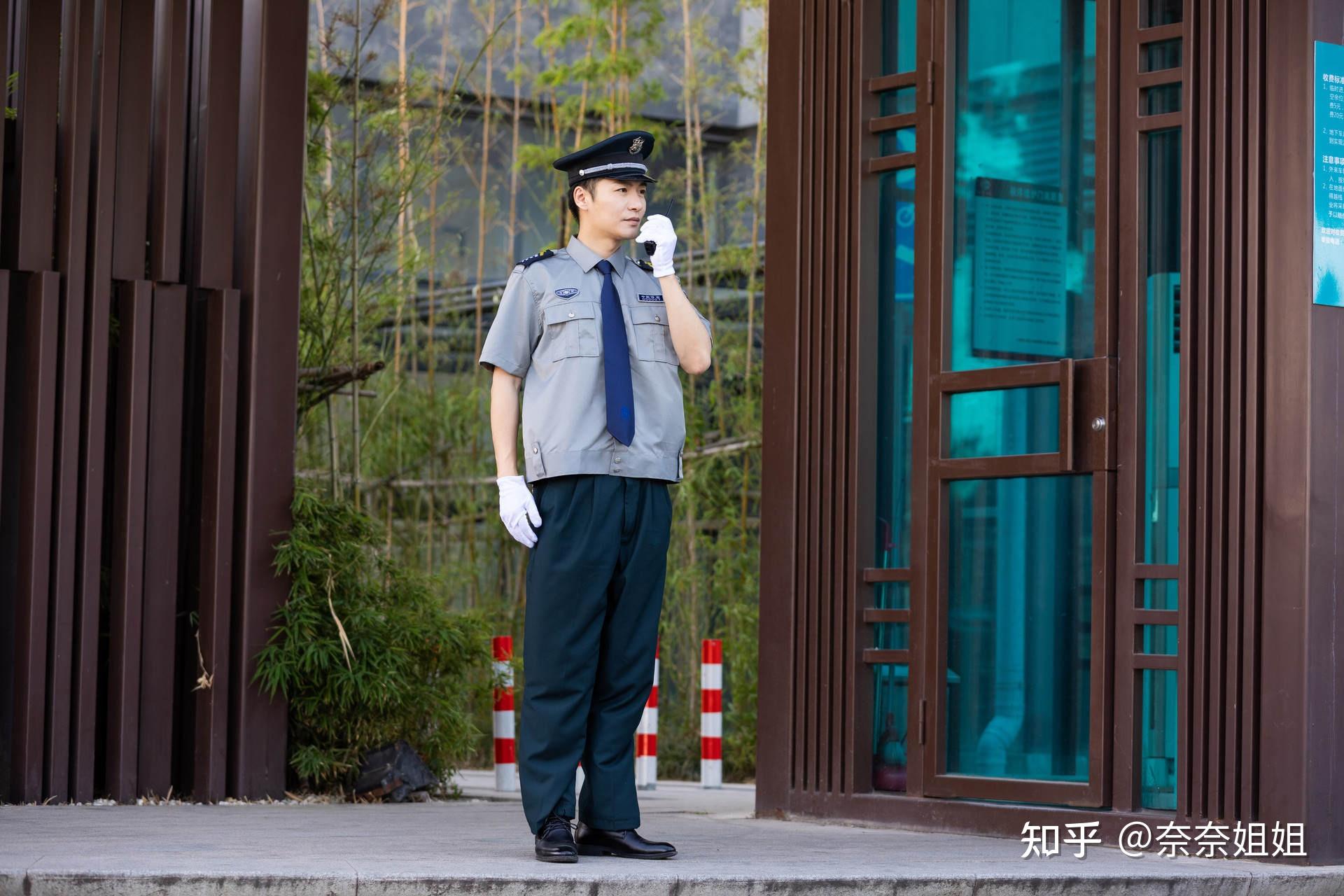 妈农村老家有两个侄儿在十年前从村里外出闯荡打工,一个选择了做保安