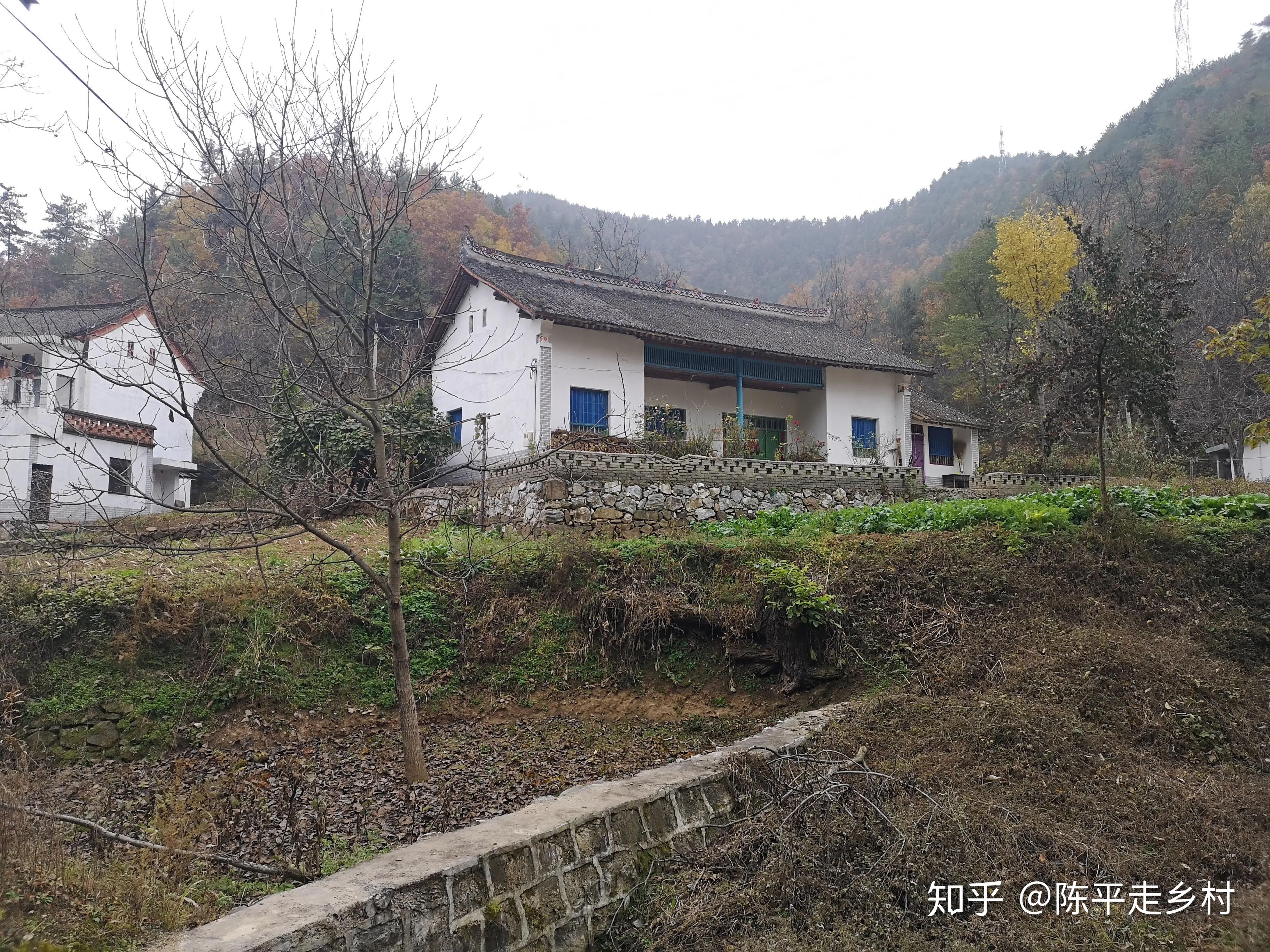 我們是秦嶺山裡的原居民,我們所居住的房屋不是違規建築,西安秦嶺別墅