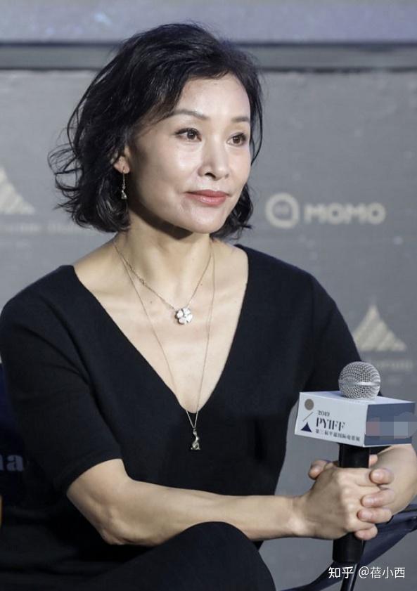 陈冲越老气场越大,烫了摩卡波波头短发穿黑色连衣裙,简约又优雅