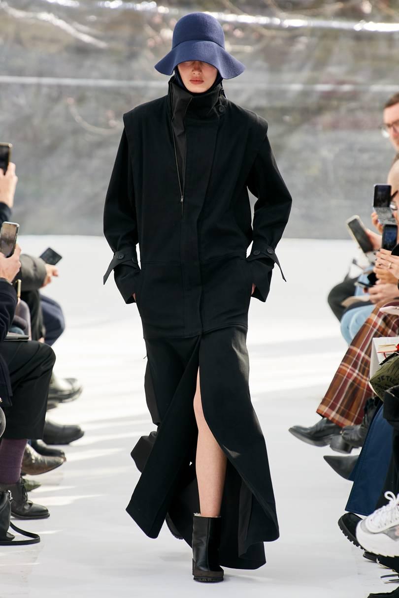 kenzo在本季创造出随性的漫游者造型,加入了很多户外的元素,兜帽,长袍