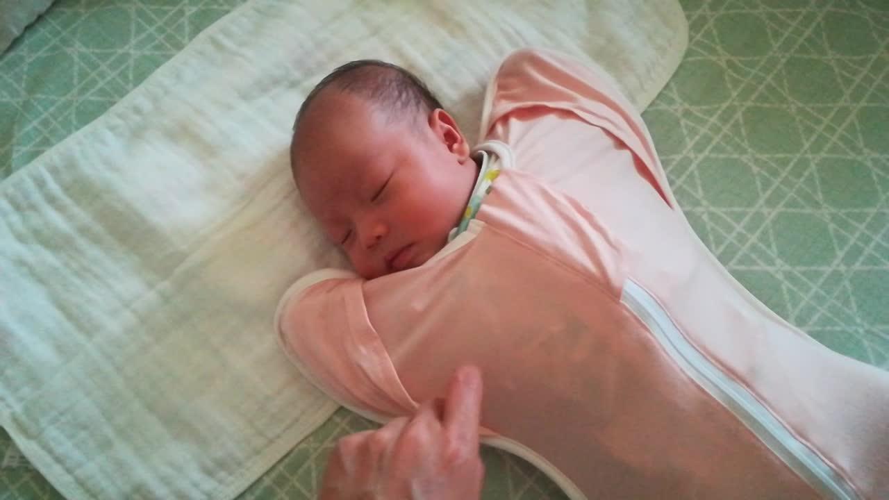 宝宝几个月会出现惊跳反应 v2-6fbb268a82e5472f902dd7efe2ab2bac.jpg