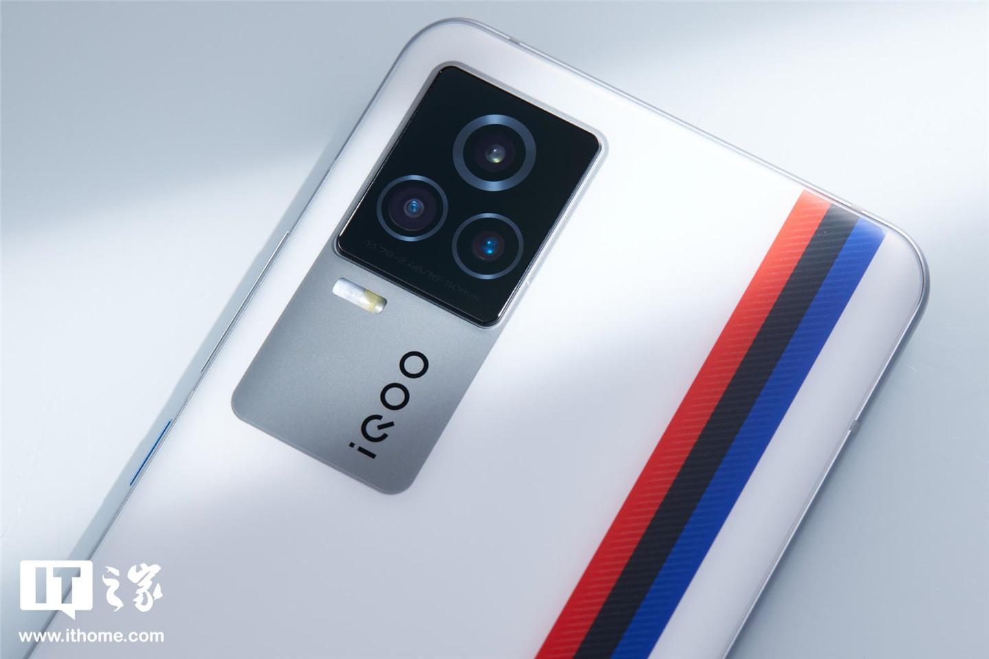 全球顶级合作伙伴,iqoo 7 包装盒上多了宝马 m 的 logo,除了手机,充电