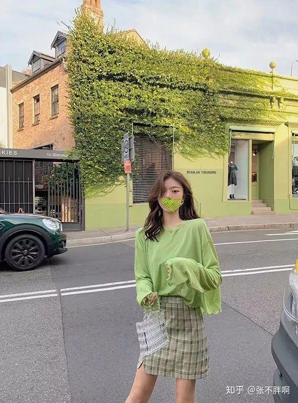 小编很心水,牛油果绿吊带格子修身短裙,搭配同色系的针织薄外套,初恋