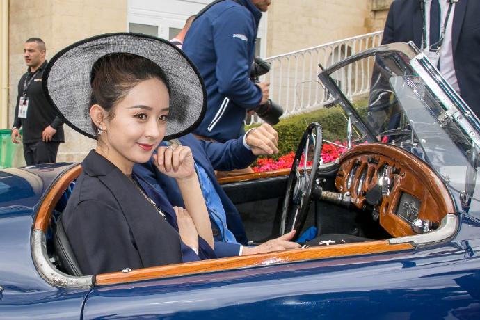 赵丽颖身穿渐变星星裙搭配礼帽优雅还很有贵气范