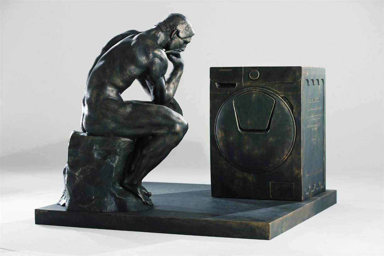 当男孩们为家务发愁时大卫已经穿上内裤亲身示范