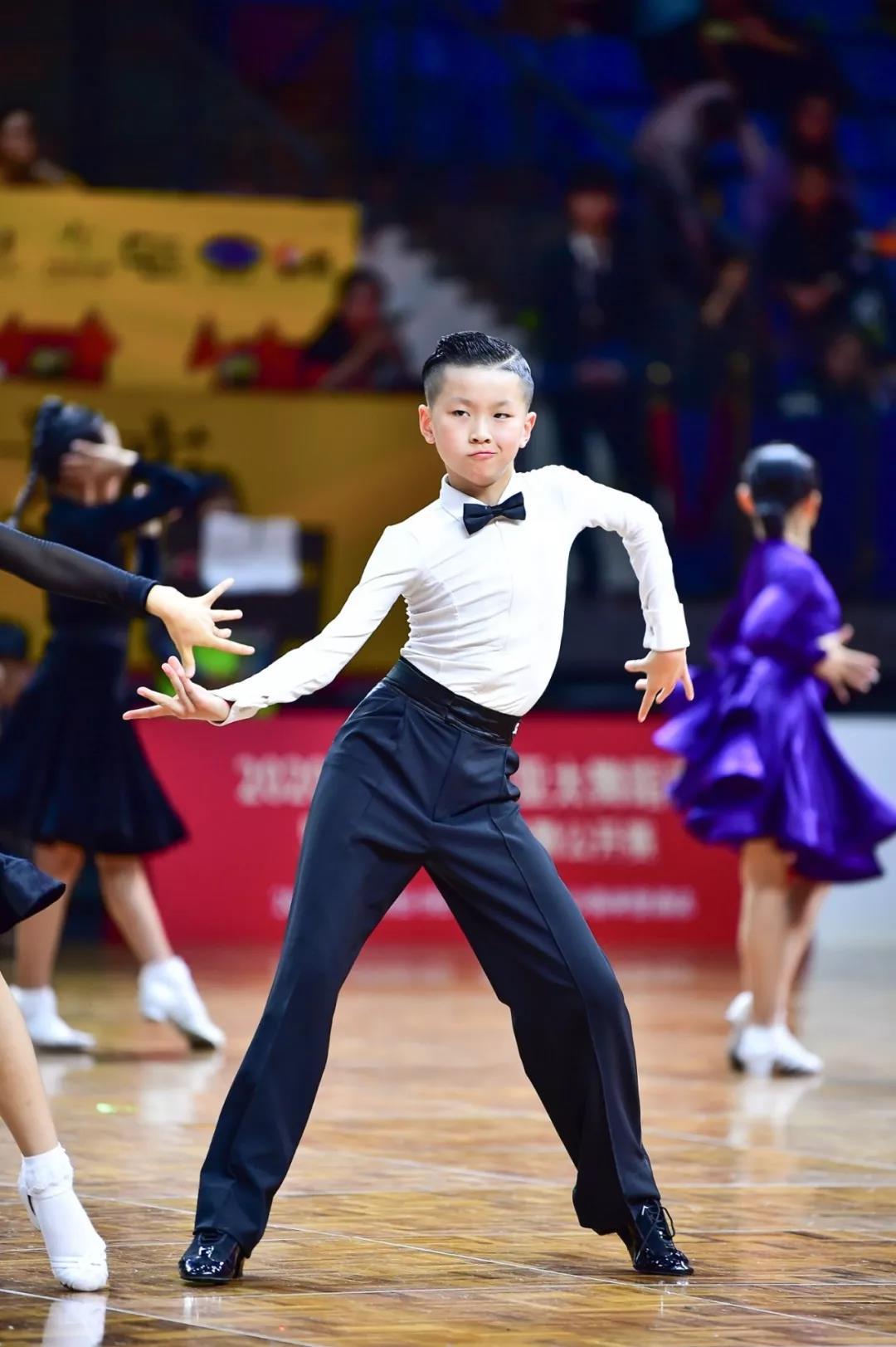 港龙舞蹈独家观点男生为什么要学国标看看这些上头少年就知道了