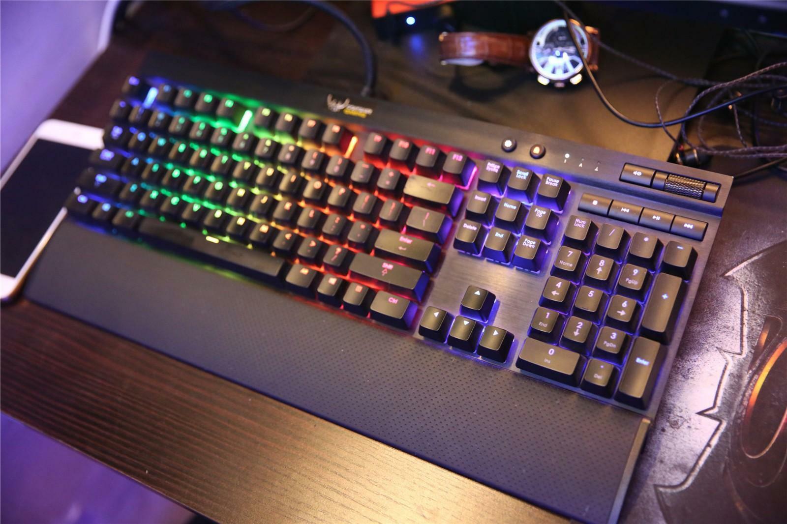 机械键盘对喜欢游戏的男生来说还是蛮有诱惑力的.