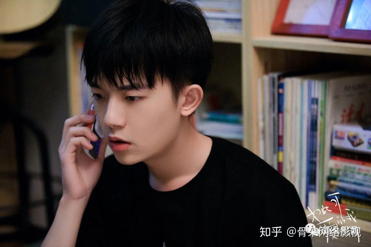 再暗的夜空里,也总是有那么一点蓝.淋过成长的雨,李明德如愿成为演员.